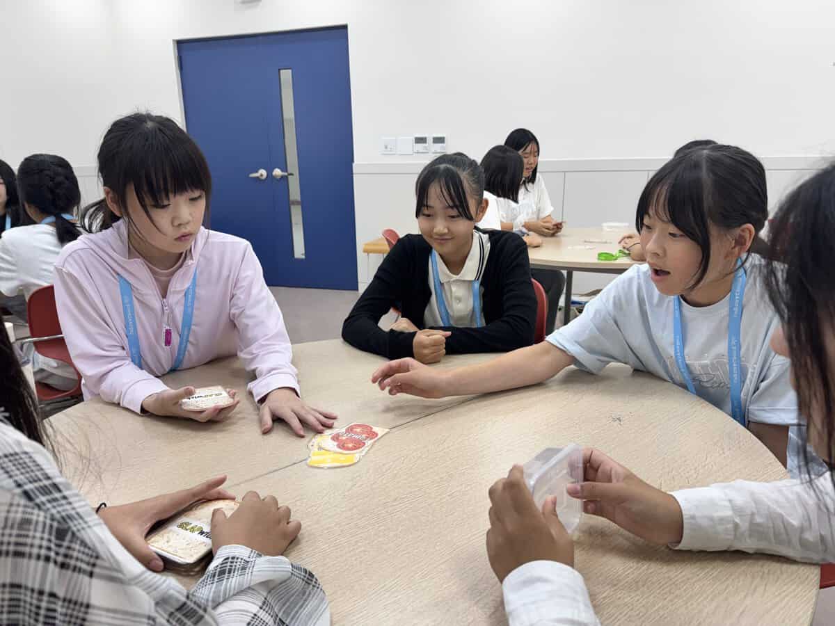 カードゲームに夢中で取り組む子どもたち