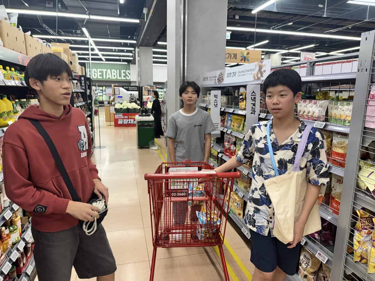 夜の見回りの時間、くつろぐ子どもたち