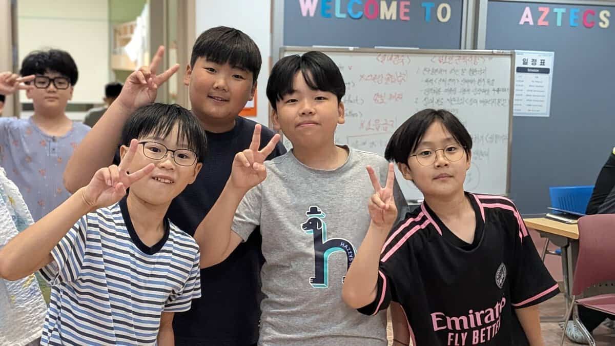 ナイトアクティビティのホテルタイムでゲームを楽しむ子どもたち