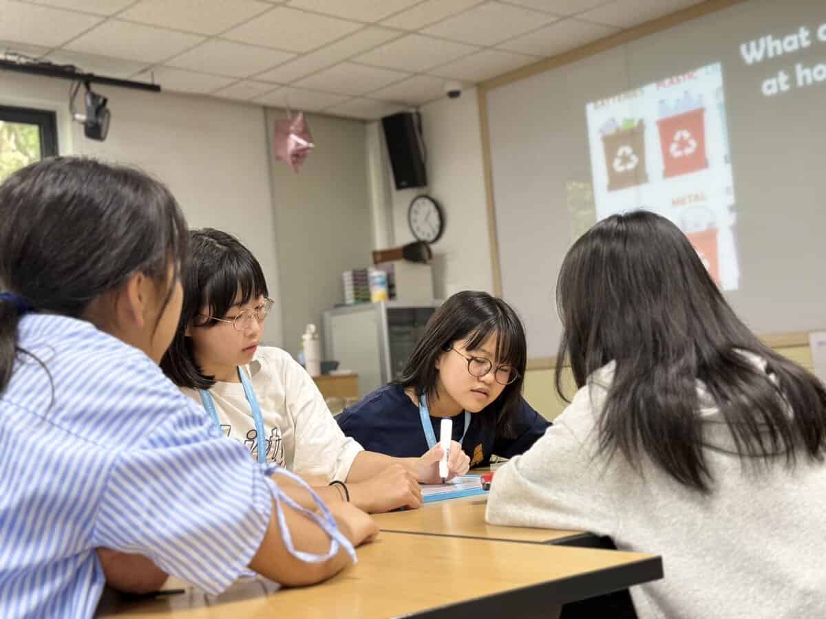 一日を振り返り楽しそうに過ごす夜の子どもたち