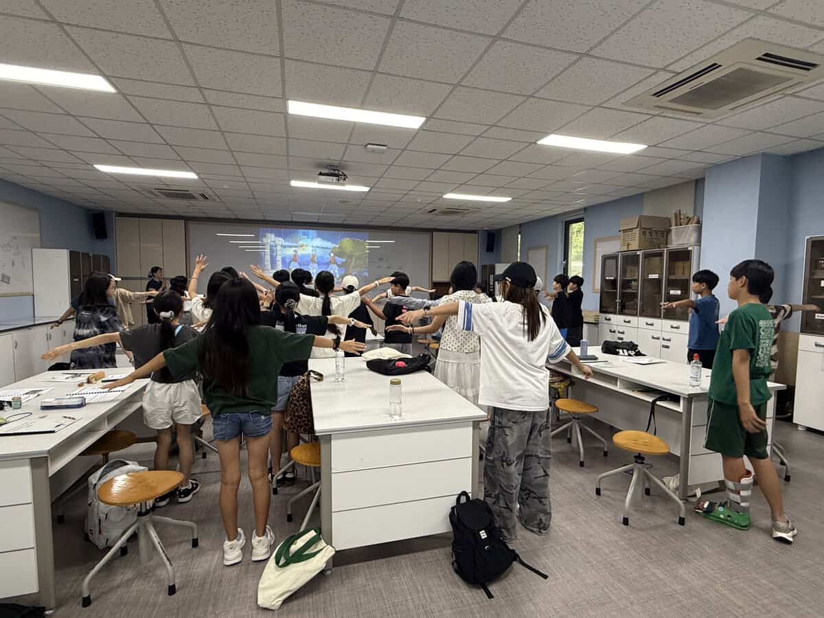 一日を終えて笑顔で集まる子どもたちの記念の様子