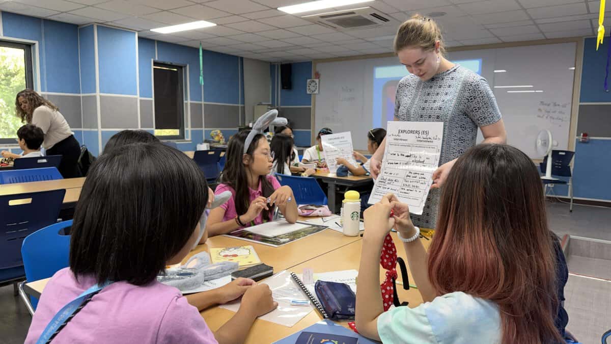 夜のホテルタイムでお菓子を楽しむ子どもたち