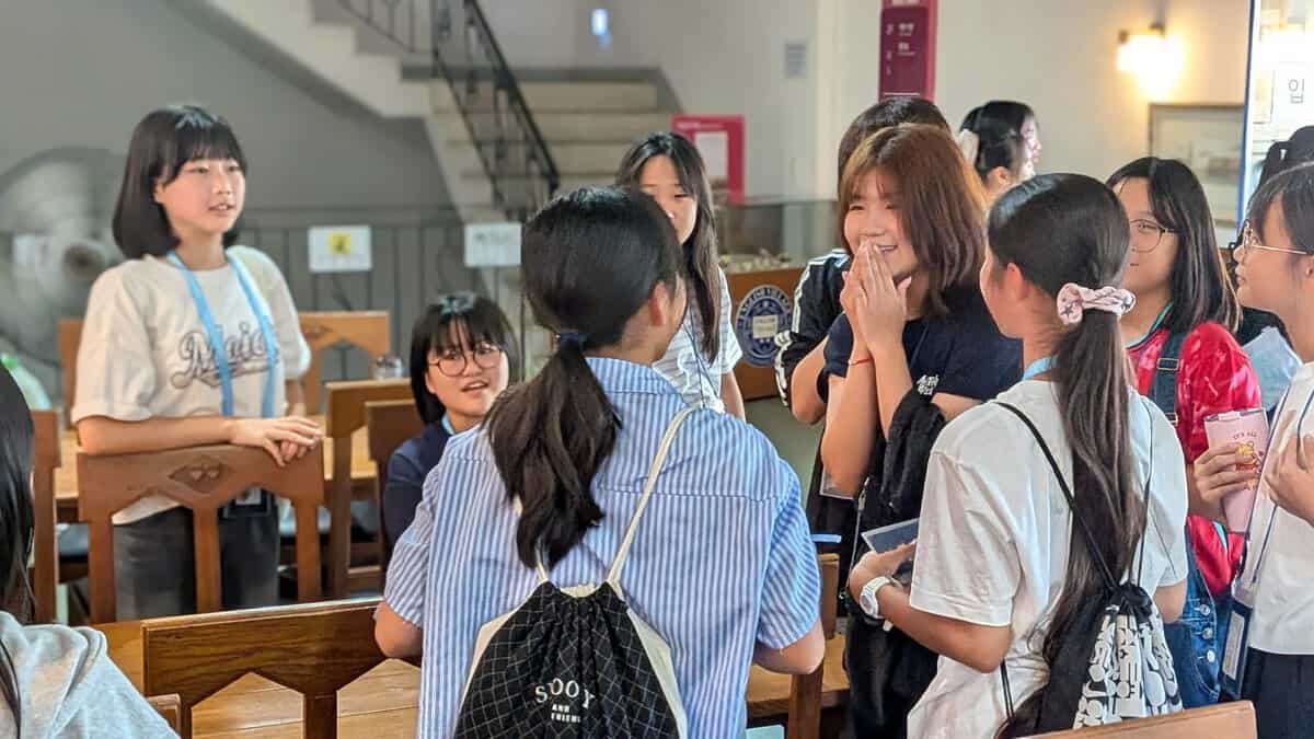 パジュ英語村で元気に過ごす子どもたちの集合の様子