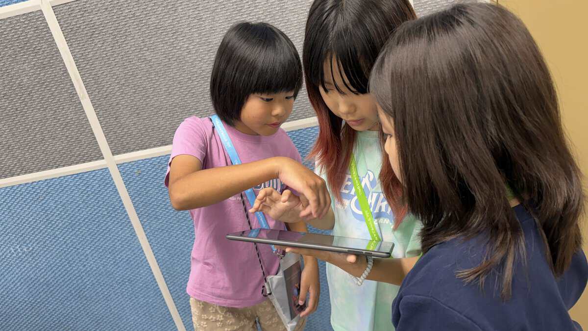 寮のお友だちと談笑する子どもたちの様子