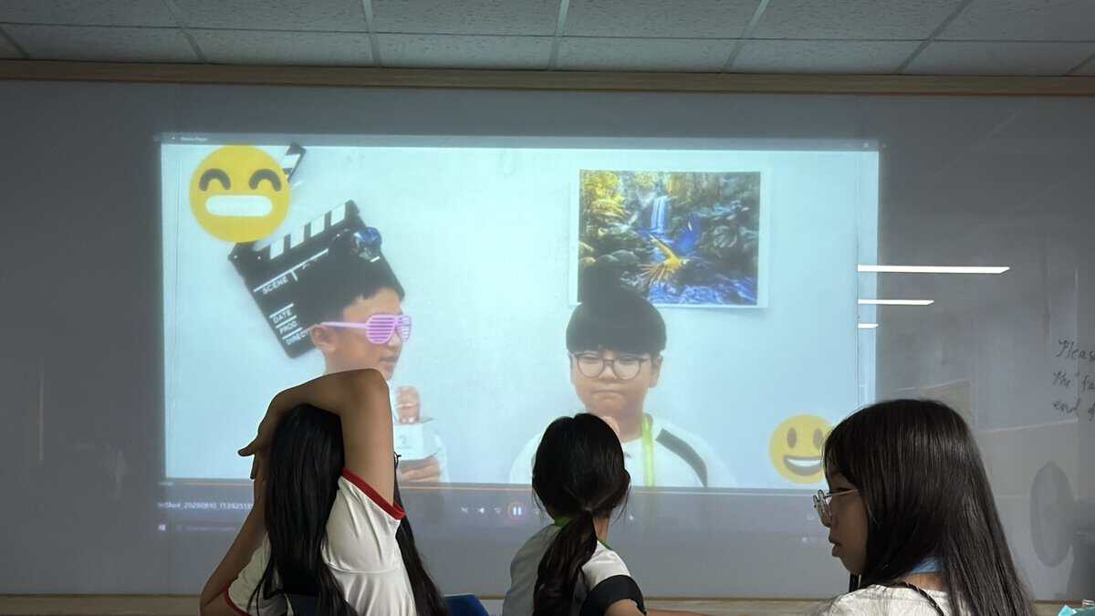 就寝前にリラックスして過ごす子どもたち