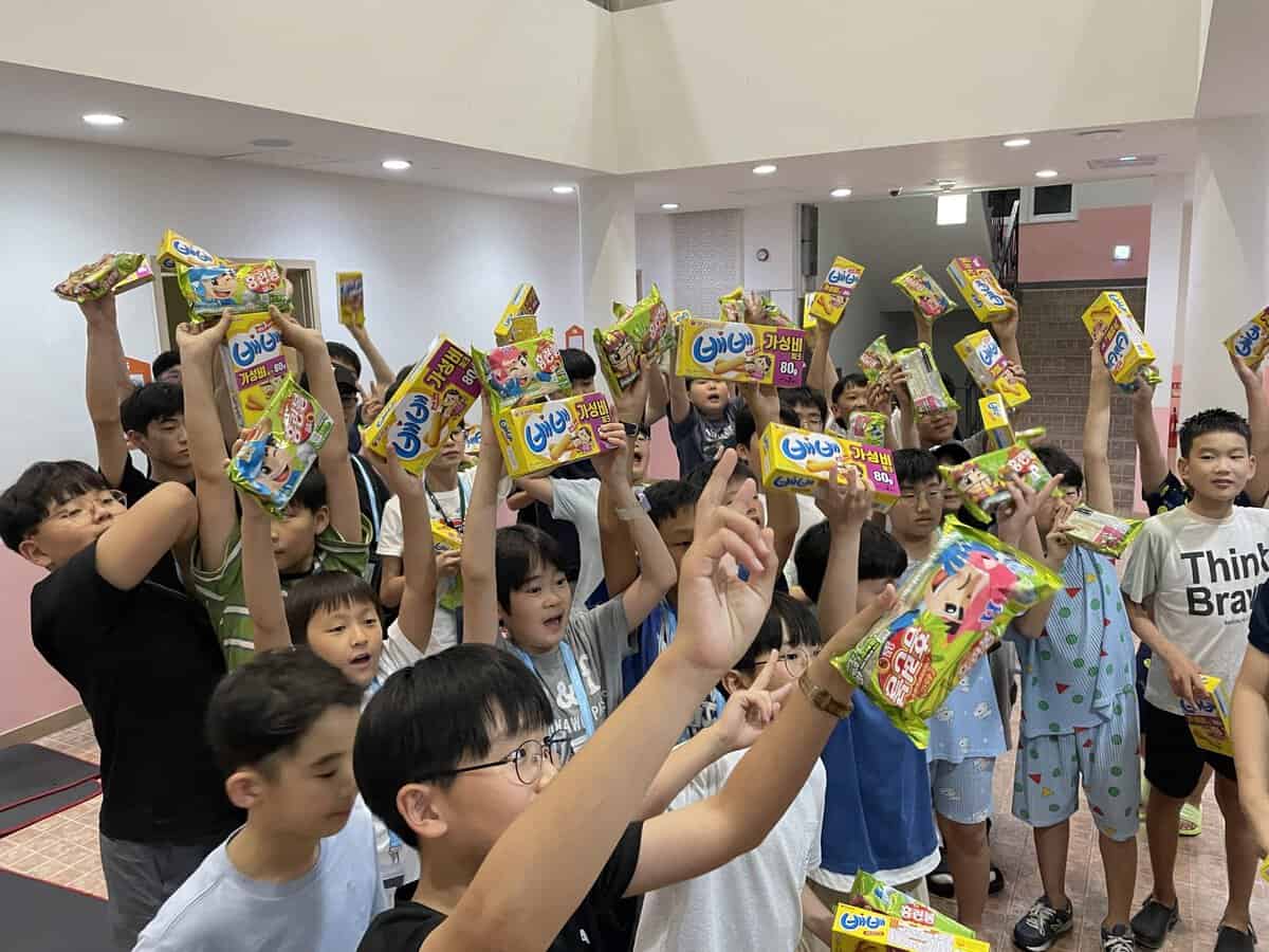 朝、寮から元気に出てくる子どもたちの様子