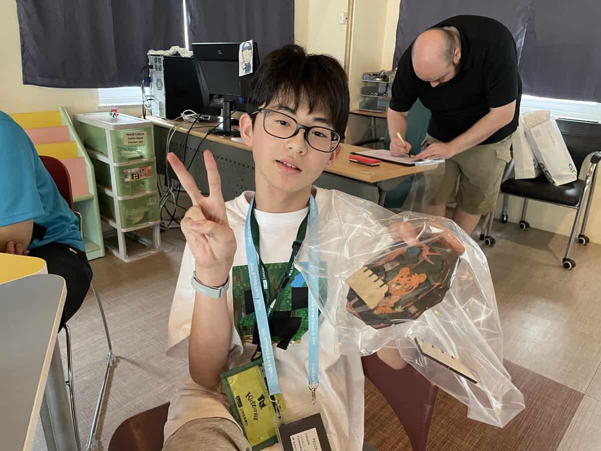 英語で会話しながらカラーリングを楽しむ子どもたち