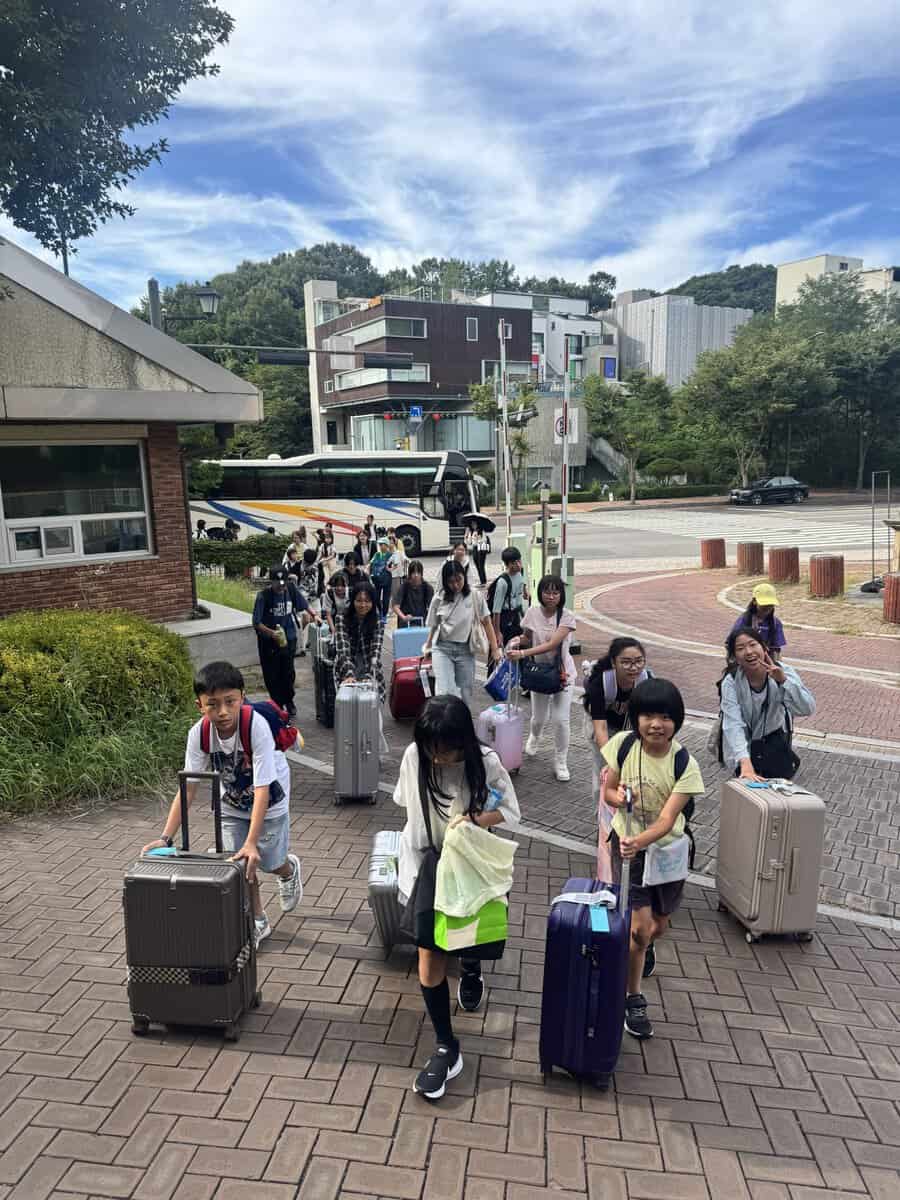 大きな荷物を自分で持って英語村に到着した子どもたち