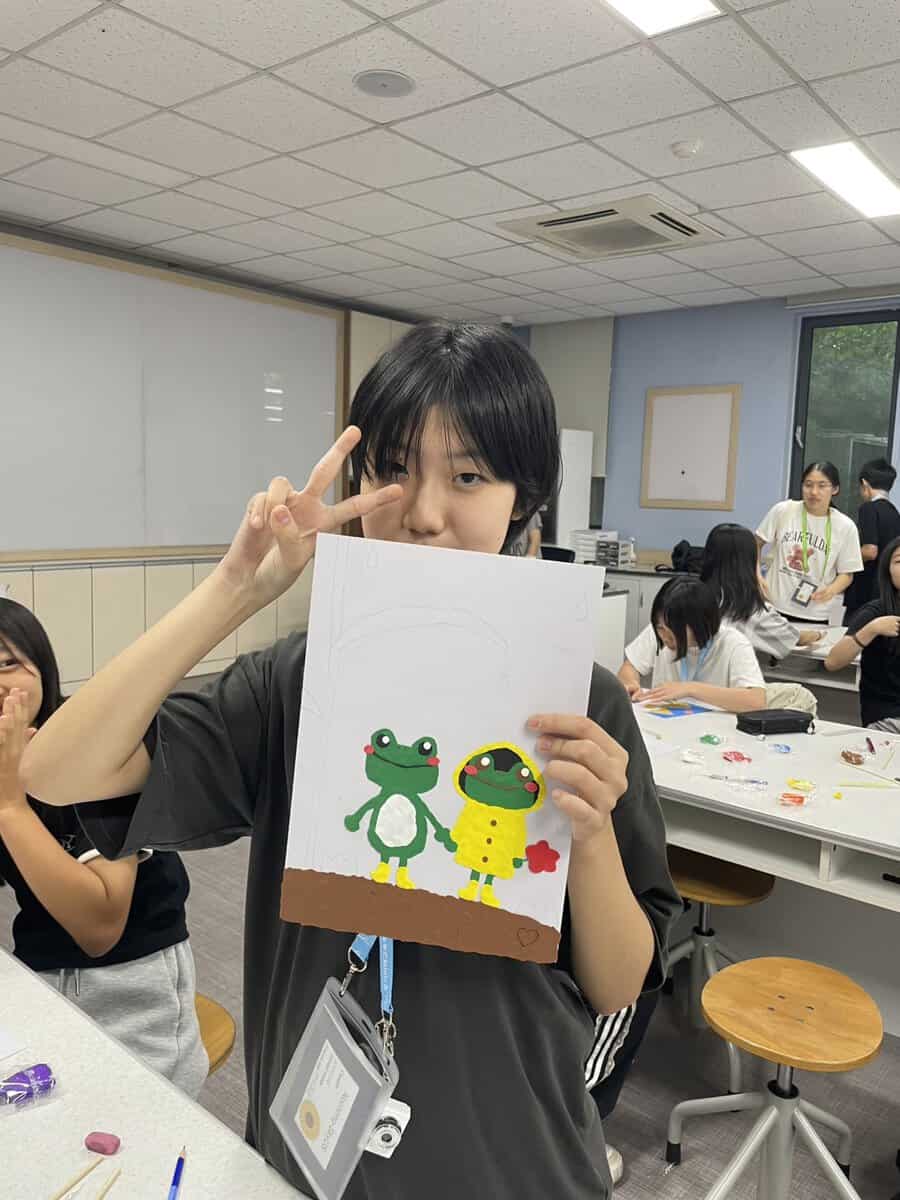 Emotionsの授業で感情について発表する子どもたち