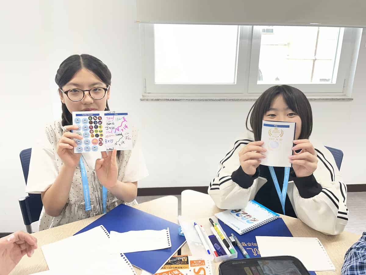 修了証を手に笑顔を見せる子どもたち