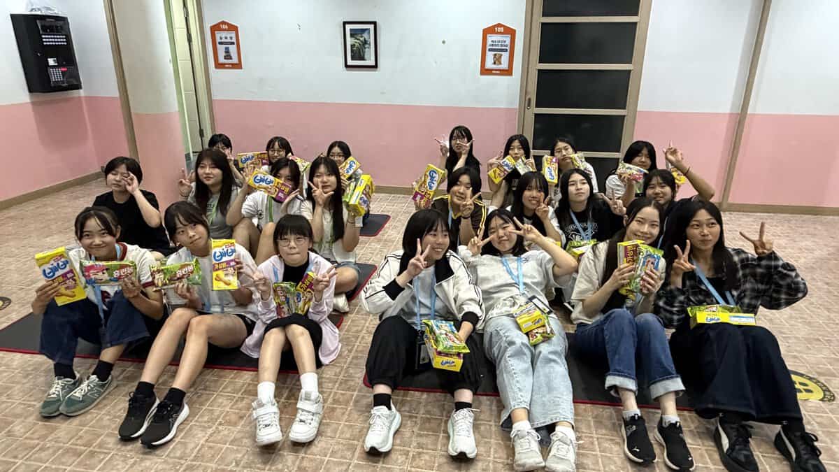 プルコギやトッポギが並んだお昼ごはんのトレイ