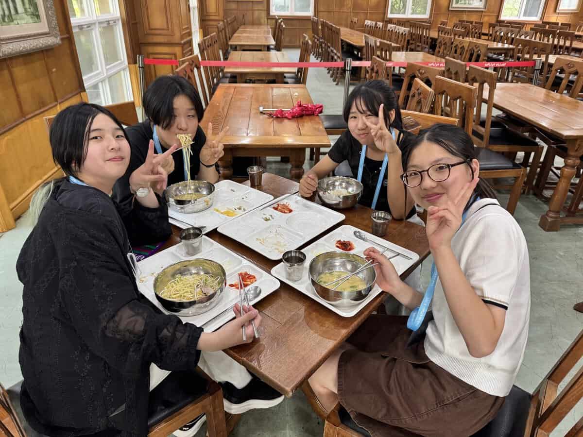生活する寮に移動しルームメイトと過ごす子どもたち