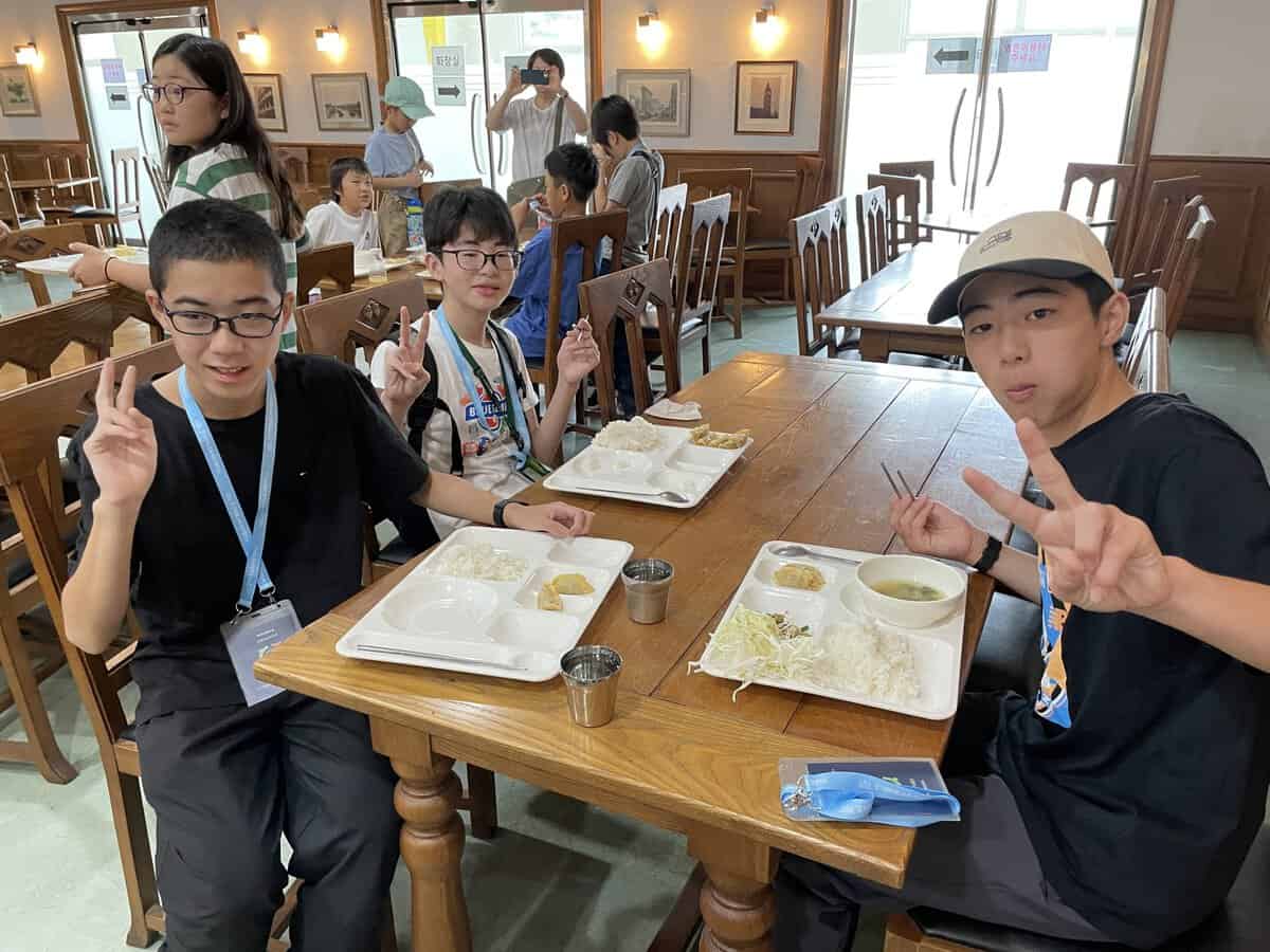 Clay Craftの授業で説明を聞く子どもたち