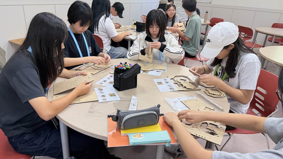 先生の説明を聞きながら調理器具を英語で学ぶ様子