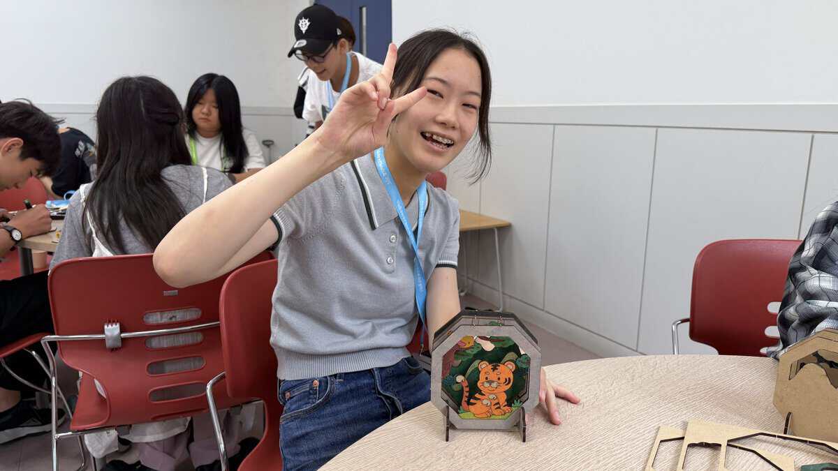 青と緑の生地を重ねてマーブル模様のマフィンを作る様子