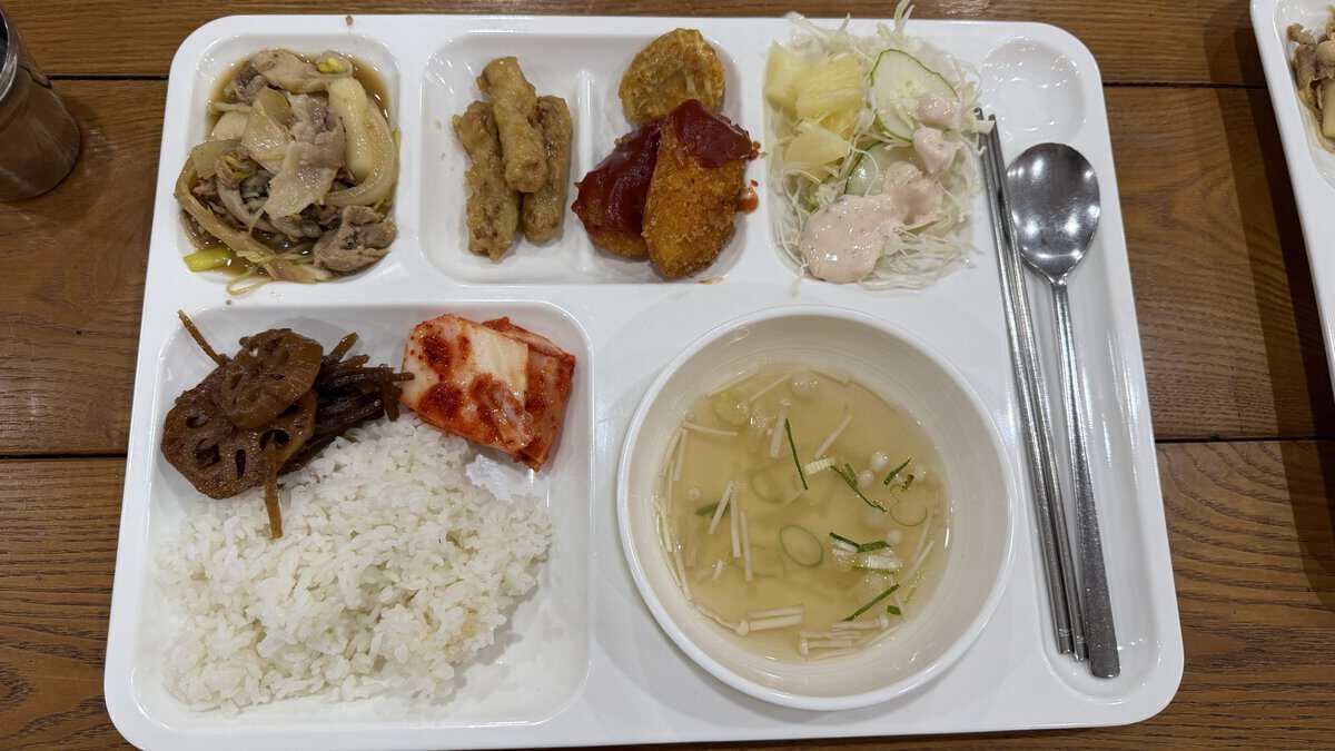 韓国のお友だちとお別れの挨拶をする子どもたち