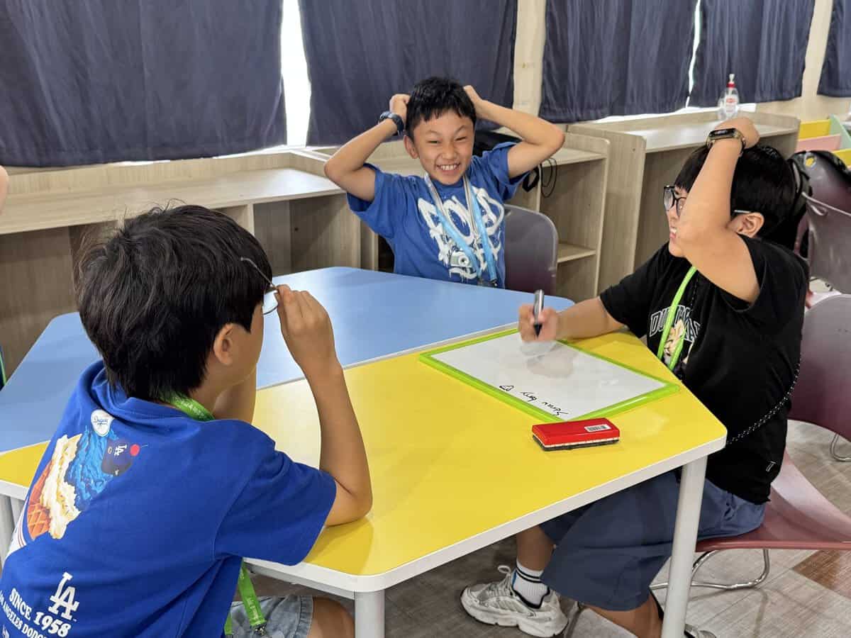 完成に向けて集中して制作する子どもたちの様子