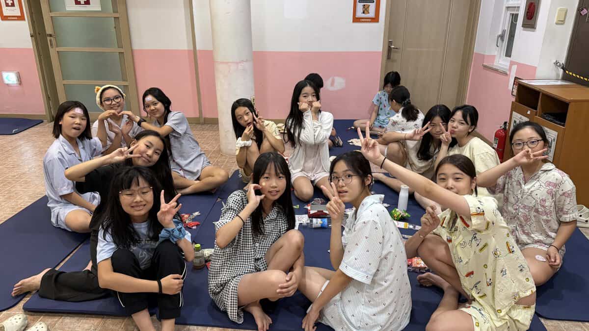 言葉を越えて笑顔で交流する日韓の子どもたち