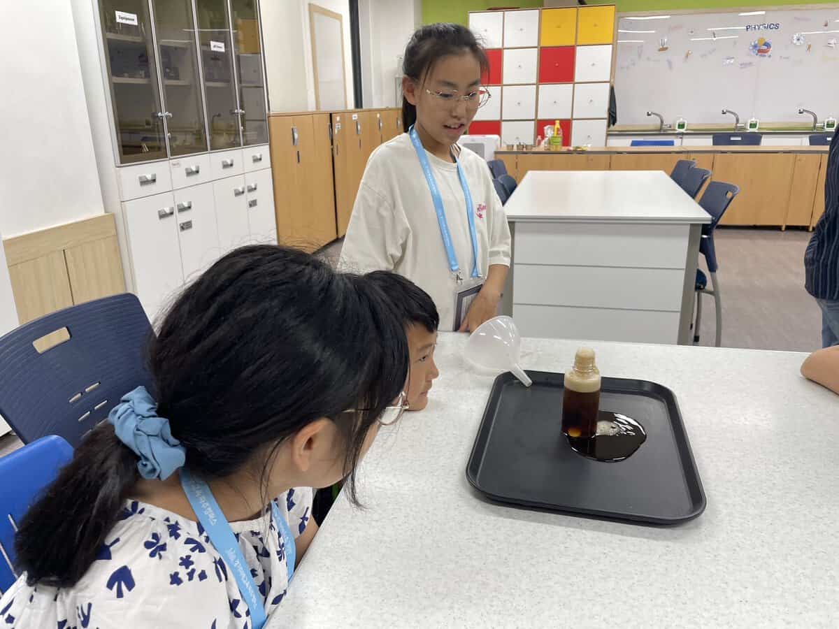 実験で風船がふくらみ驚き喜ぶ子どもたち