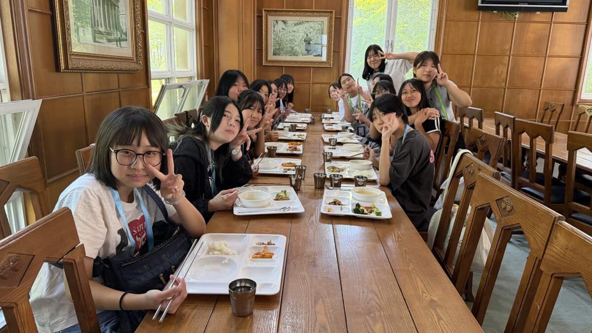 豚カツや豆腐スープが並んだ夜ごはんのトレイ