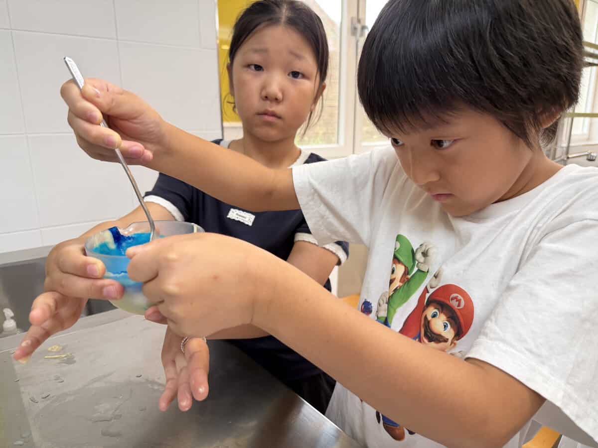 みんなでギャルピースをして笑顔を見せる子どもたち