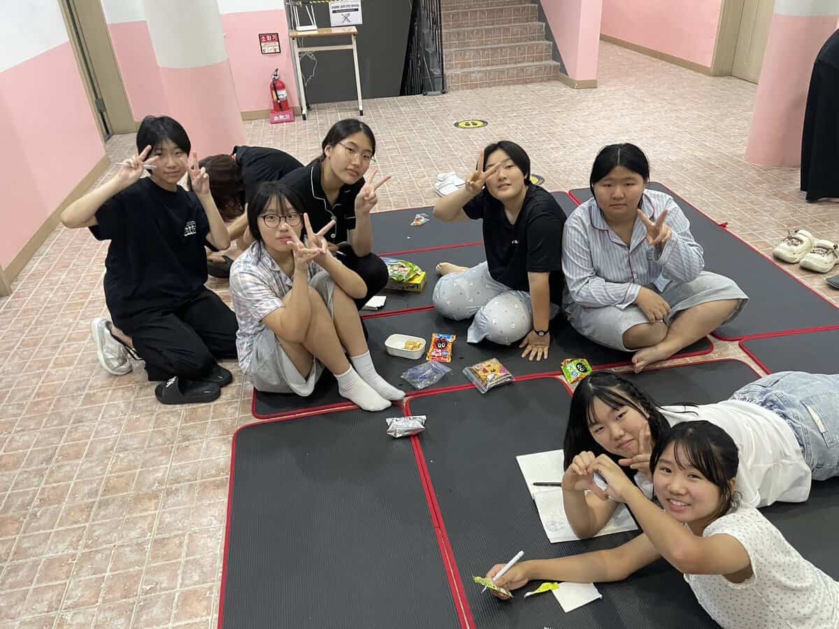 一日を終えて笑顔でくつろぐ子どもたちの様子