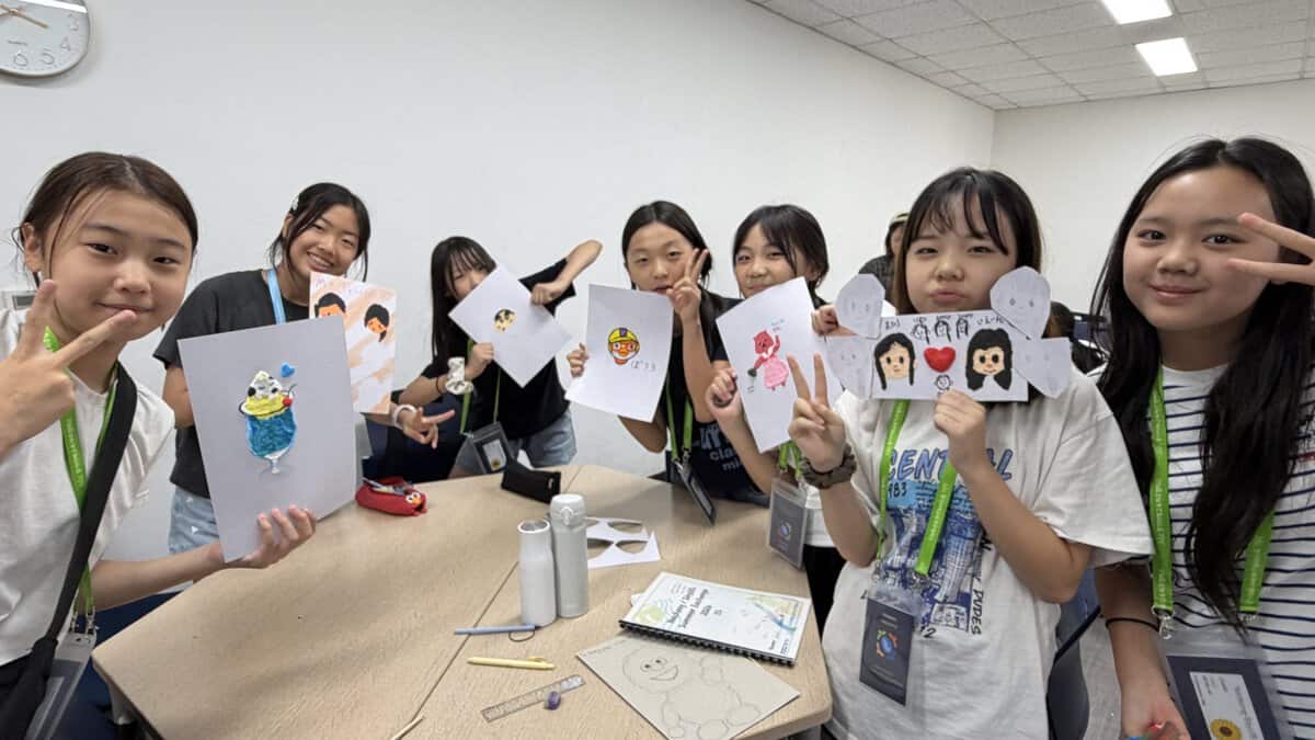 寮に戻りお菓子を受け取って喜ぶ子どもたち