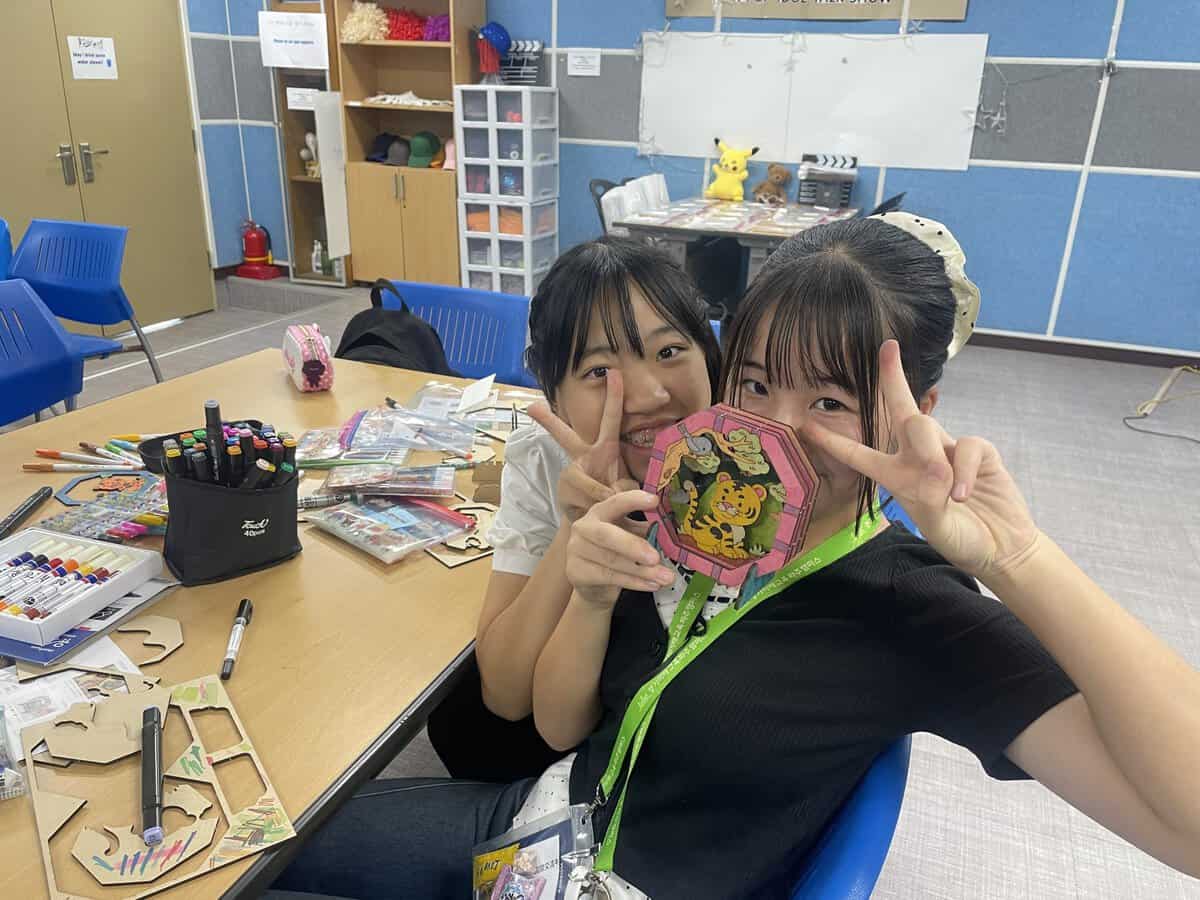 Cookingの授業で地球マフィンを作る子どもたち