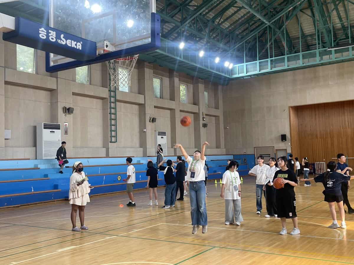 ホテルタイムに韓国の友だちと交流する子どもたち